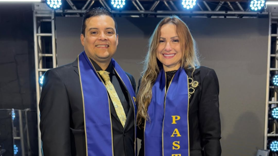Cantor Jedson Aguiar, da banda Som e Louvor, é consagrado pastor ao lado da esposa